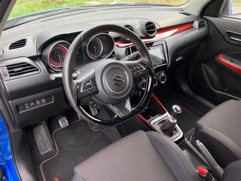 Interni moderni della Suzuki Swift Hybrid con schermo multimediale