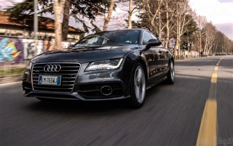 Audi A7 in movimento su strada