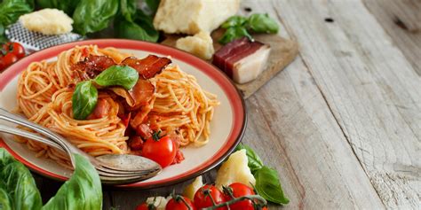 Un piatto tipico italiano presentato in un ristorante