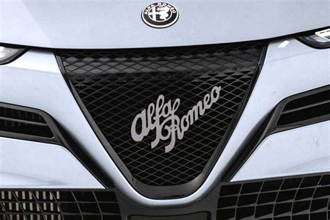 Dettaglio del logo Alfa Romeo su un SUV