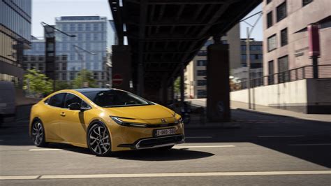 Toyota Prius in movimento su strada urbana