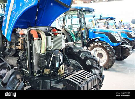 Motore di trattore agricolo aperto con focus sul sistema di iniezione