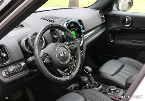 Interni della Mini Countryman Ibrida Plug-in con cruscotto digitale