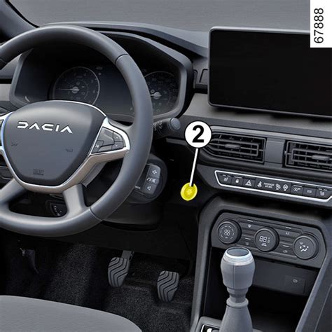 Interno di un'auto Dacia Sandero con il contattore di apertura/chiusura porte evidenziato