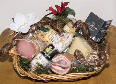 Cesto natalizio con prodotti enogastronomici di qualità