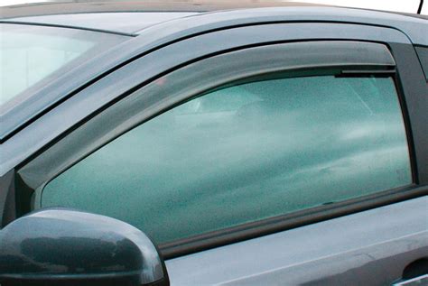 Deflettori d'aria su un finestrino auto