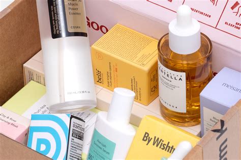 Vetrina di prodotti di cosmetica coreana con logo Pink Panda