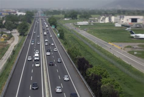 Veicoli in transito su una strada italiana