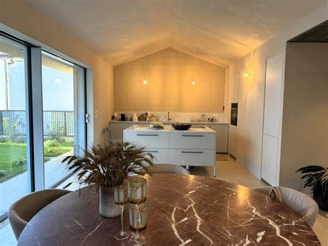 Interno di una casa accogliente con molta luce naturale che entra dalle finestre, suggerendo apertura e serenità