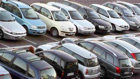 Diverse auto Volkswagen parcheggiate in un concessionario