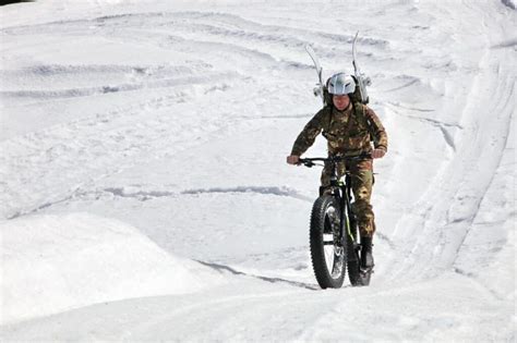 Fat bike in azione su un terreno innevato
