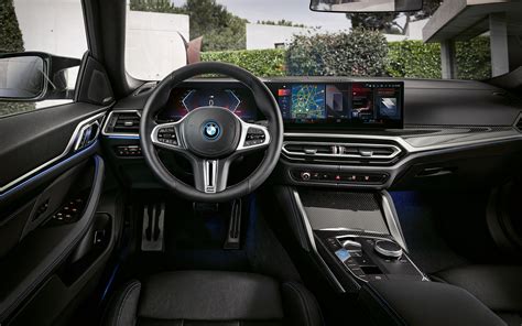 Interni della BMW i4 con display curvo