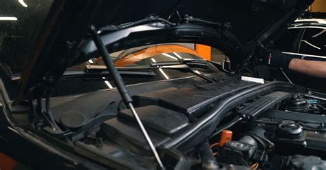 Sezione trasversale del cofano auto