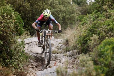 Mountain bike Olympia in azione su sentiero sterrato