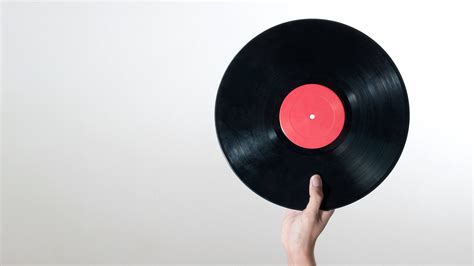 Primo piano di una puntina su un disco in vinile