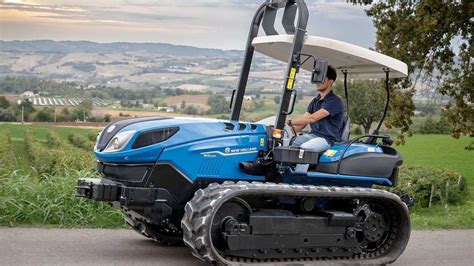 Trattore cingolato in un campo