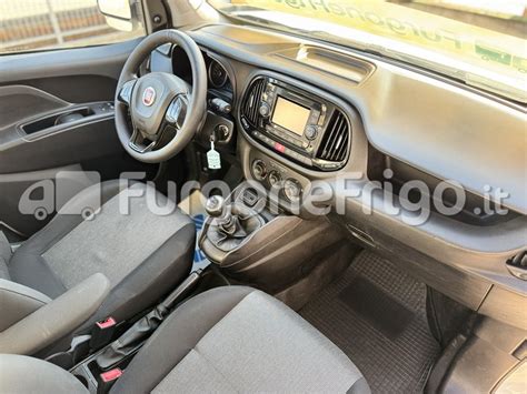 Interno Fiat Doblò con moto caricata