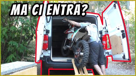 Schema di carico per due moto in un furgone