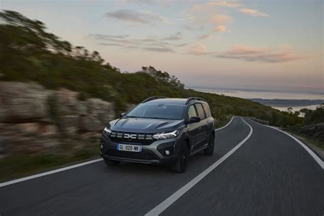 Interni di una concessionaria Dacia con diverse auto esposte