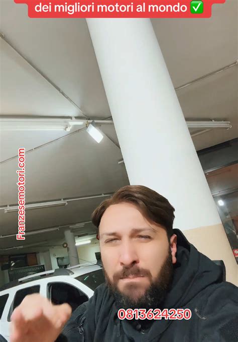 Un'auto Dacia usata in ottime condizioni in un piazzale di una concessionaria