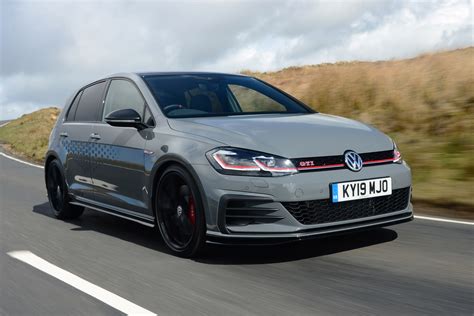 Volkswagen Golf GTI Mk7 rossa con dettagli neri Rieger Tuning