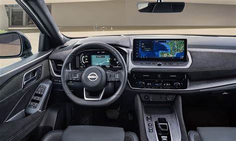 Interni del Nissan Qashqai con display infotainment e sedili in pelle