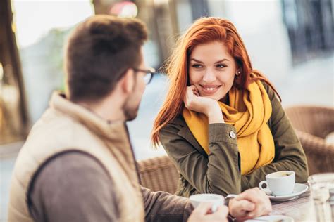 Una coppia che conversa serenamente durante una cena in un ambiente accogliente