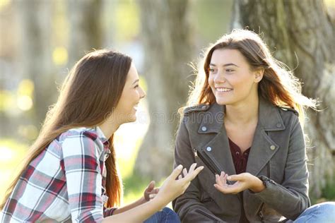 Due persone che ridono complici durante un momento di relax, simbolo di una relazione sana e comunicativa