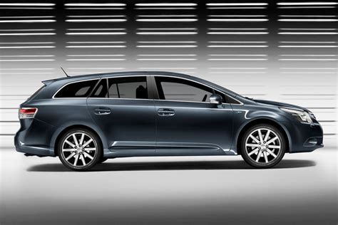 Interni di una Toyota Avensis station wagon, evidenziando lo spazio
