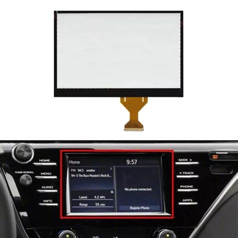 Dashboard di una Toyota Avensis con sistema di infotainment e volante multifunzione