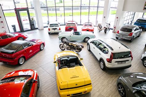 Showroom di autovetture moderne e d'epoca presso la sede di Silvauto a Grumello del Monte