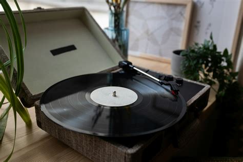 Immagine di un giradischi che riproduce un vinile