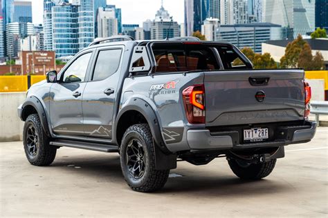 Nissan Navara in ambiente rurale
