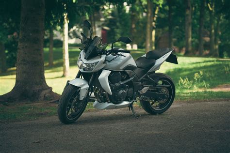 Kawasaki Z750 su strada con pneumatici sportivi