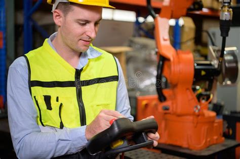 Operatore che controlla un cerchio in ferro