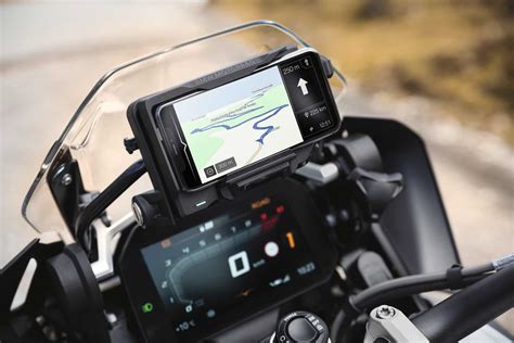 ConnectedRide Cradle con smartphone montato e display dati veicolo