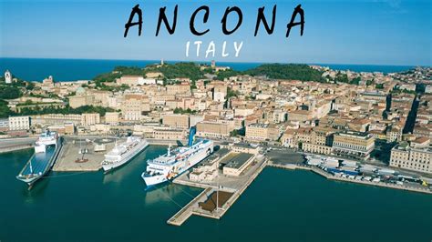 Vista panoramica di Ancona con il mare