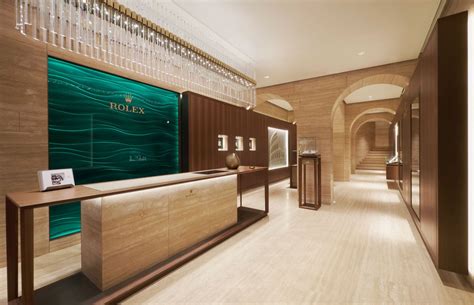 Interno di una boutique Rolex con orologi esposti