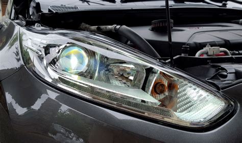 Dettaglio del frontale della Ford Fiesta restyling con fari a LED