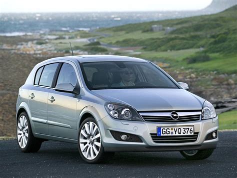 Opel Astra H 1.7 CDTI in movimento su strada