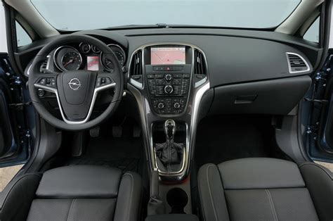 Interni della Opel Astra H con plancia e comandi