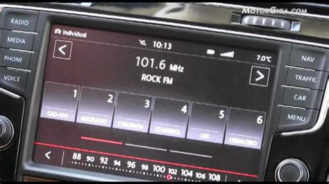 Volkswagen Golf 7 interna con sistema infotainment