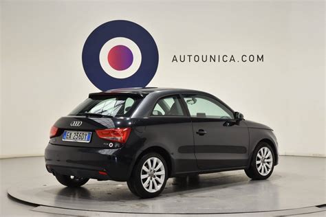 Simbolo di neopatentato con auto Audi A1