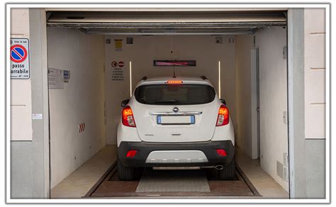 Illustrazione sistema di parcheggio automatico con volante