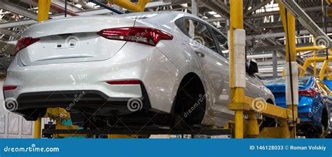 Automobile moderna in un ambiente di fabbrica digitale