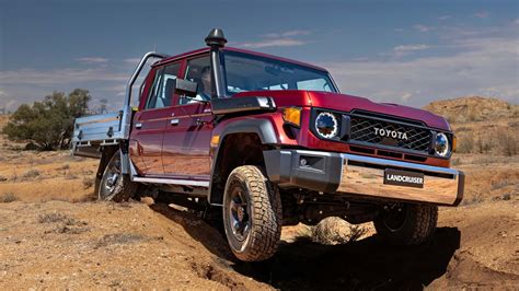 Toyota Land Cruiser in un paesaggio montano