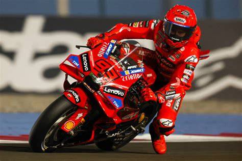 Immagine di un pilota MotoGP in curva, evidenziando la deformazione dello pneumatico