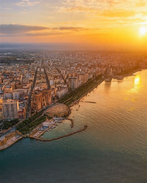 Panorama della città di Taranto con le sue strade e auto.