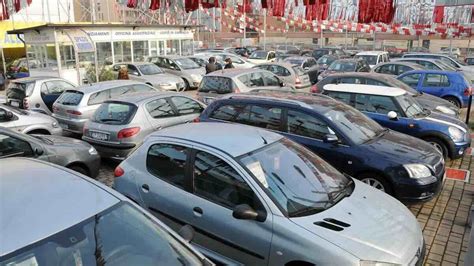 Collage di diverse auto usate disponibili nel mercato tarantino.