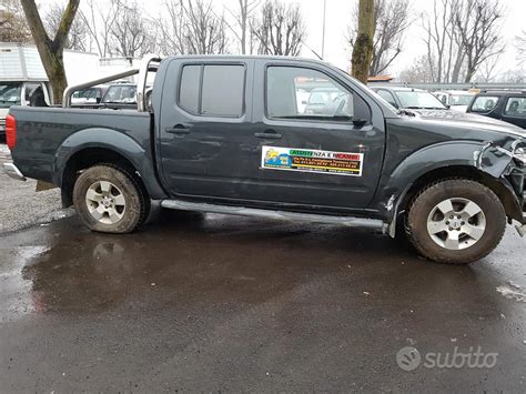 Nissan Navara d'epoca in contesto fuoristrada